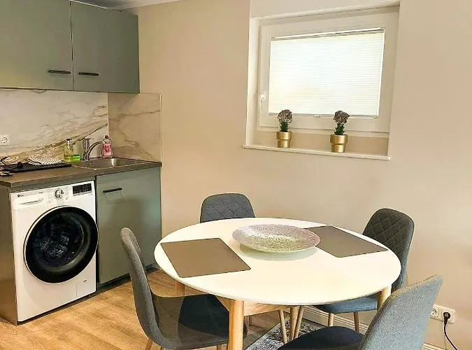 Souterrain - Privatwohnung Mit Schlafzimmer Im Einfamilienhaus *