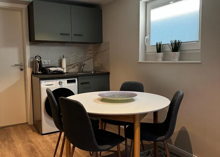 Apartment Souterrain - Privatwohnung Mit Schlafzimmer Im Einfamilienhaus *
